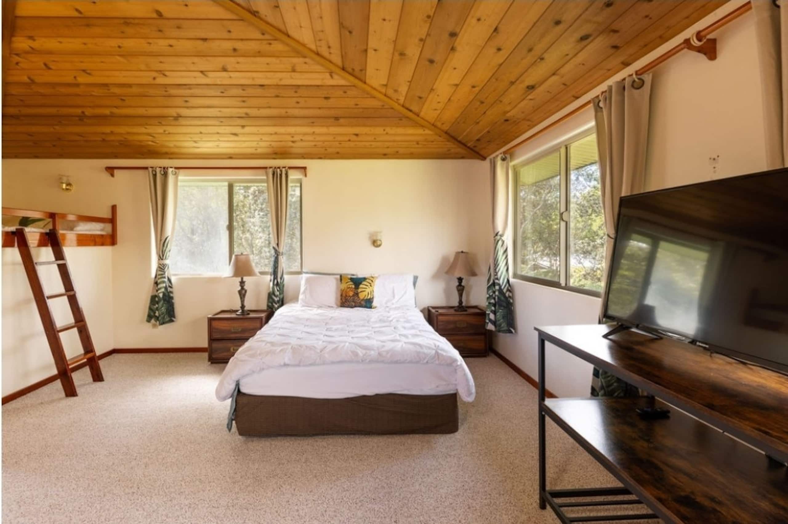 2-bedroom Volcano Tree House Getaway with Hot Tub - Photo 44