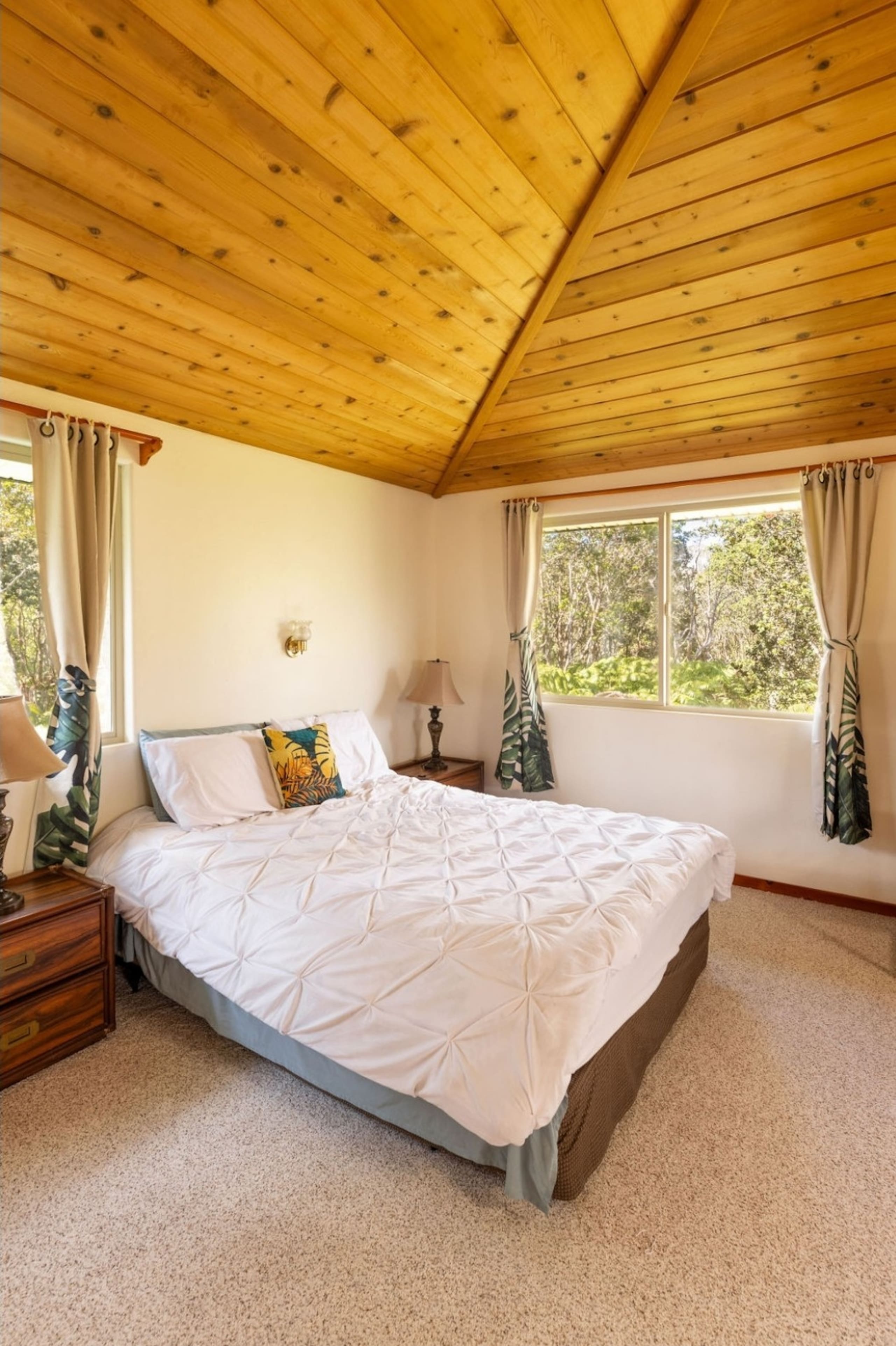 2-bedroom Volcano Tree House Getaway with Hot Tub - Photo 35