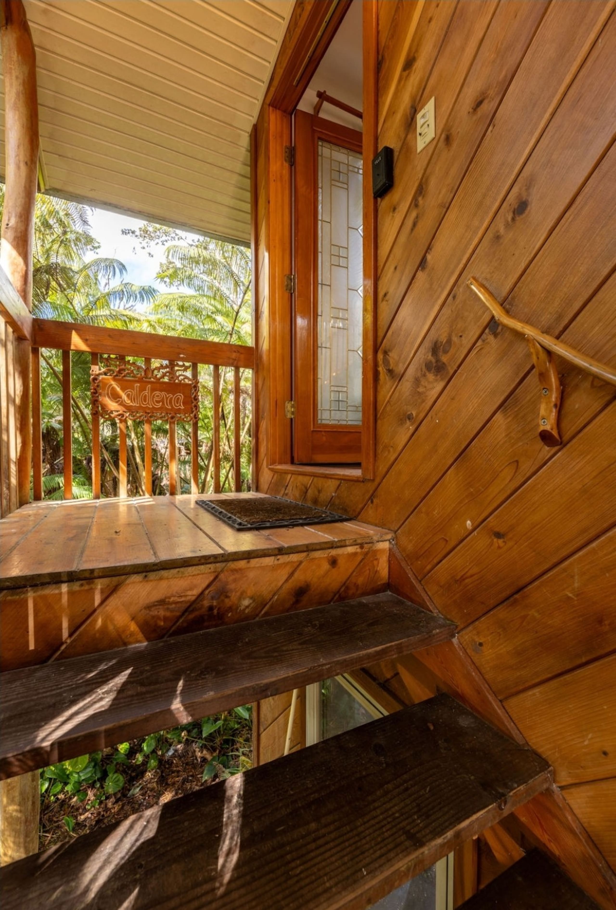 2-bedroom Volcano Tree House Getaway with Hot Tub - Photo 58
