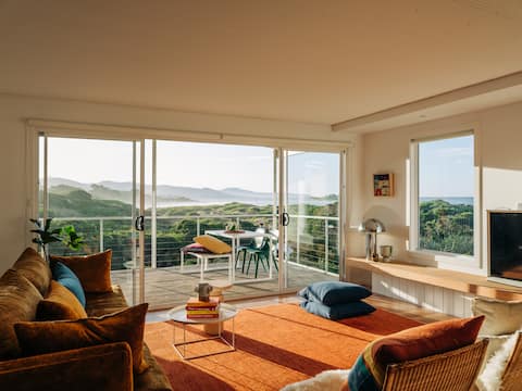 Top performing Airbnb: Frankie Beach House ~ Bicheno in Glamorgan Spring Bay