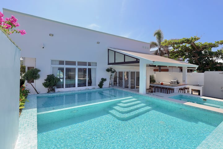 Alesea: Private Beachfront Villa - Pool, Jacuzzi