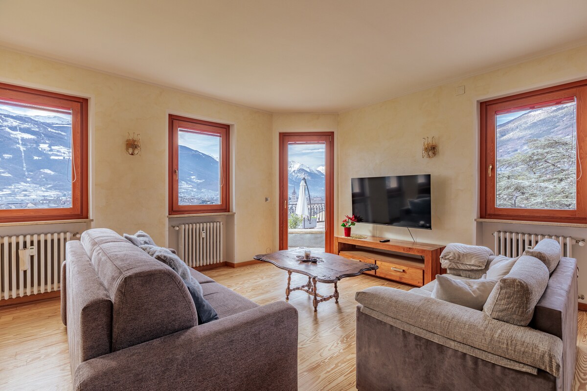 Proprietà Airbnb di successo: Penthouse with Panoramic Terrace + Parking a Aosta