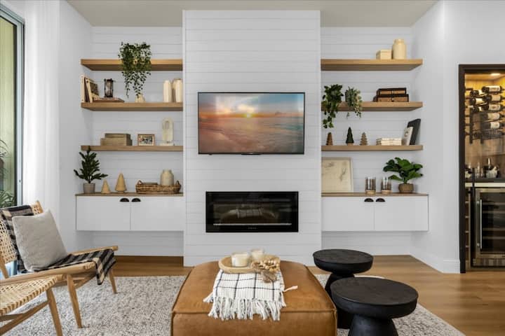 5 Bedrooms/ 4.5 Bathrooms/ Solterra (7565 Os)