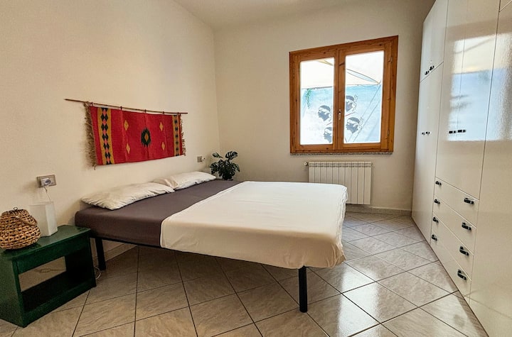 غرفة نوم مع خزانة ملابس كبيرة تطل على الفناء، الطابق الأرضي