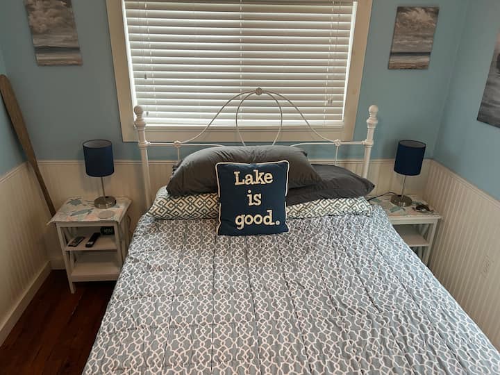 Queen bedroom, two windows, tv