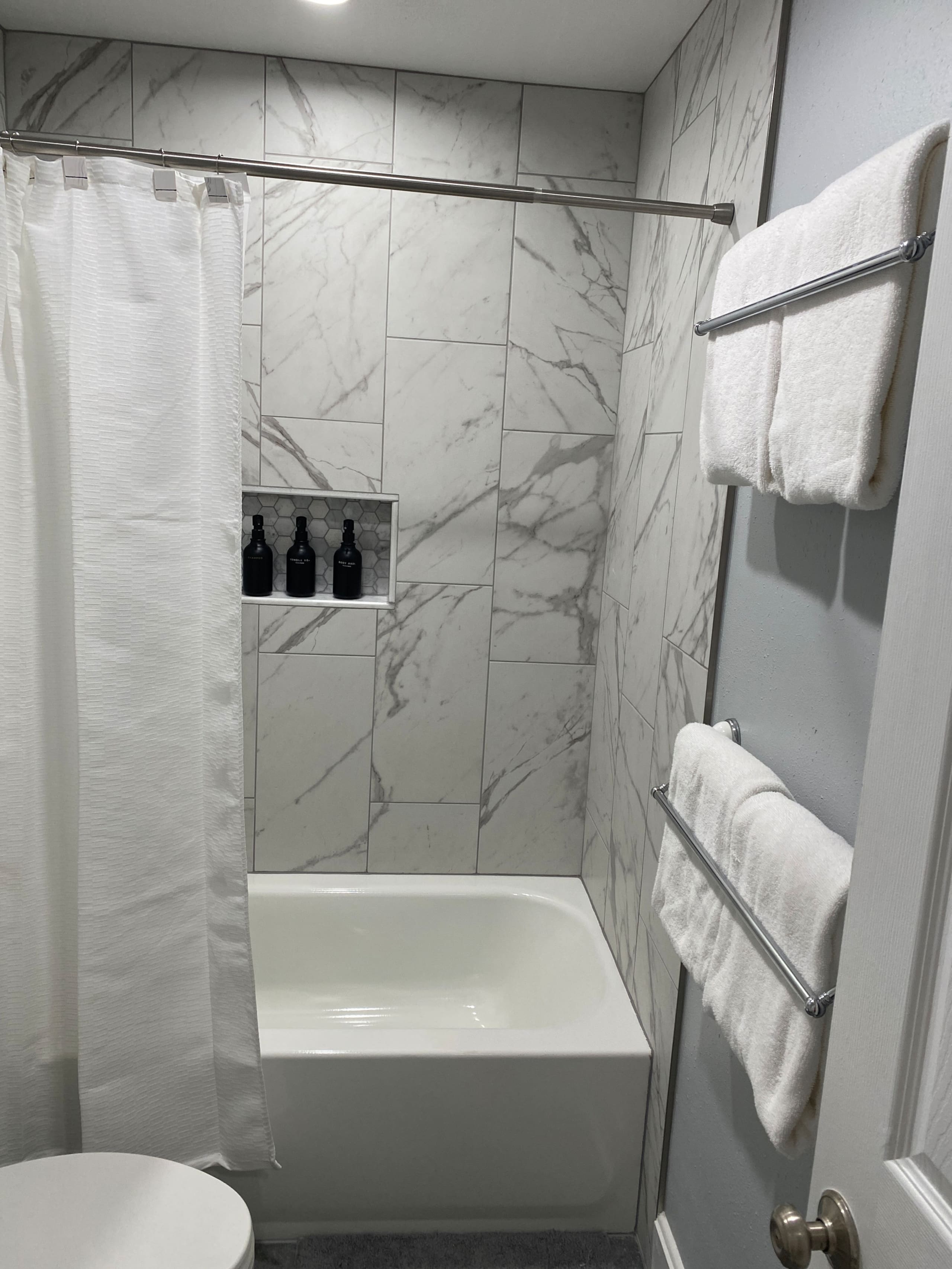 Spacious Condo Paradise - AC, WIFI, New Bathroom ! - Image 20