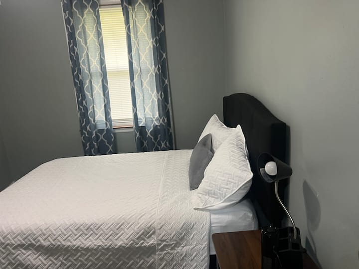 غرفة النوم الثانية مع جهاز تنقية هواء صغير 