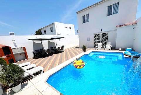 House with swimming pool and BBQ area, next to the sea