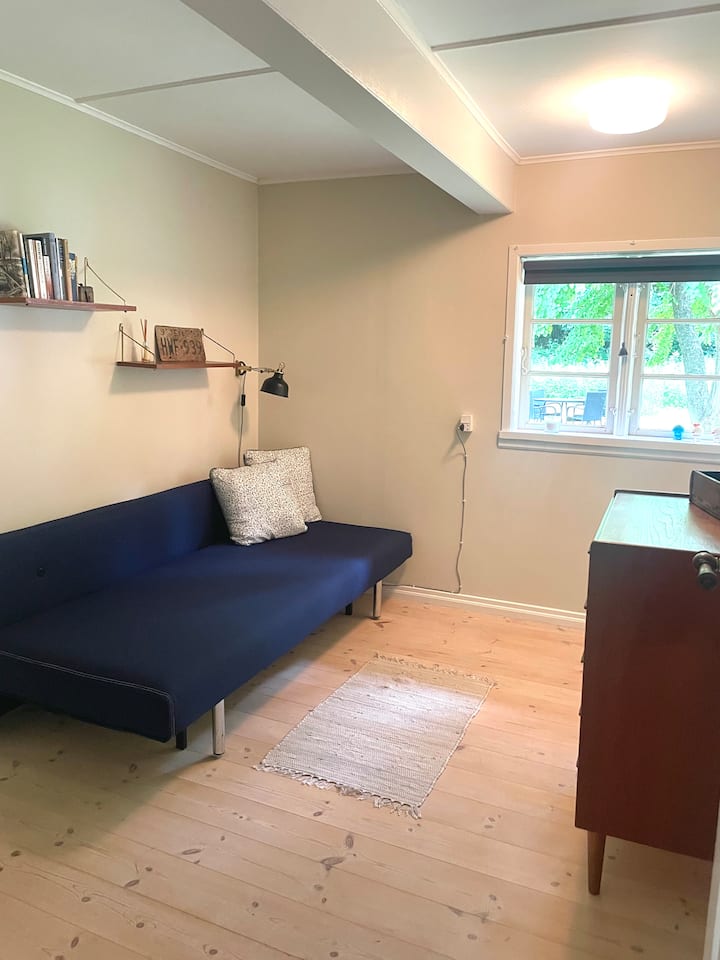 Bon canapé-lit pouvant être étendu à 140 cm. La chambre est une chambre de passage vers la chambre 2.