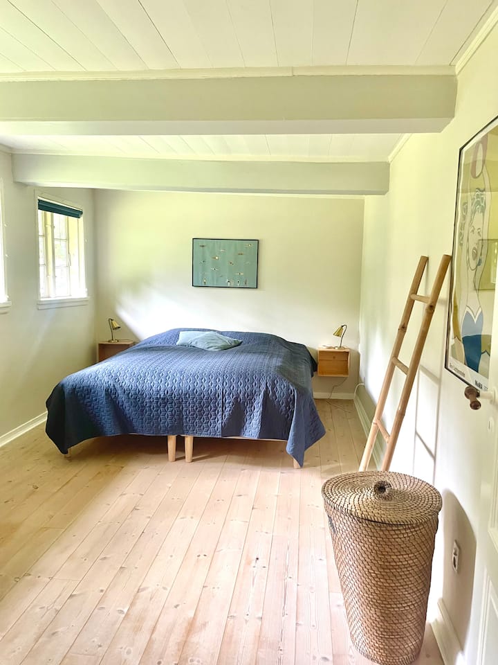 Lit double confortable de 180 cm avec oreillers et couvertures