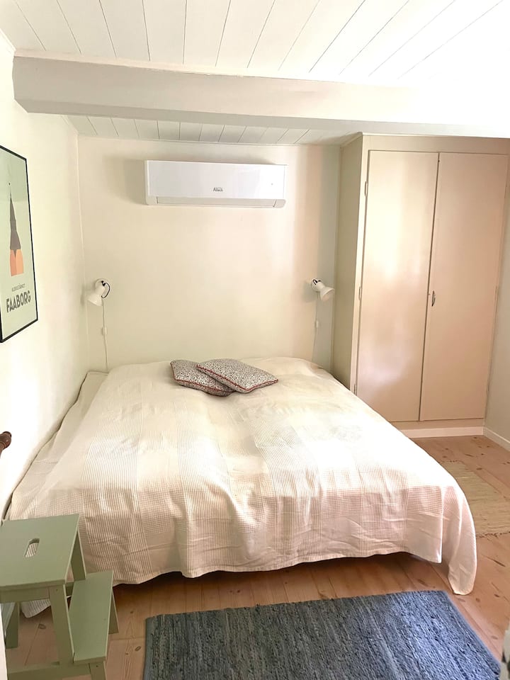 Lit confortable avec couettes et oreillers. Dimensions : 180 cm ou 2 x 90 cm.