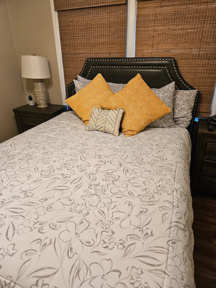 เตียงควีนไซส์ (Queen Bed