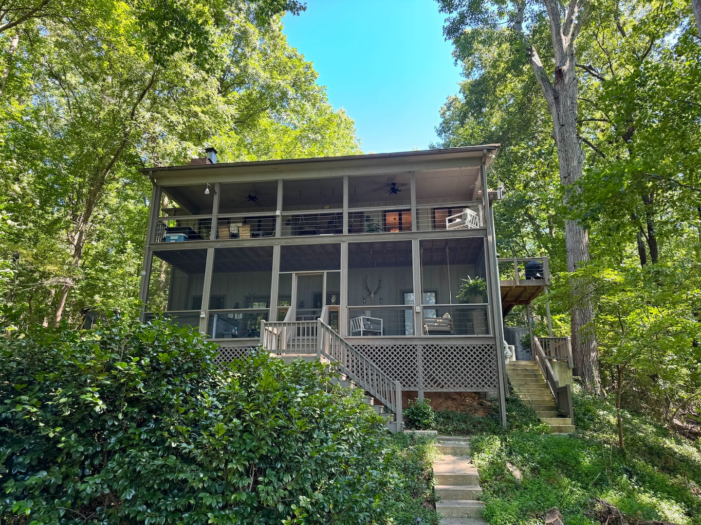 Luxury Lake Retreat in Quiet Cove