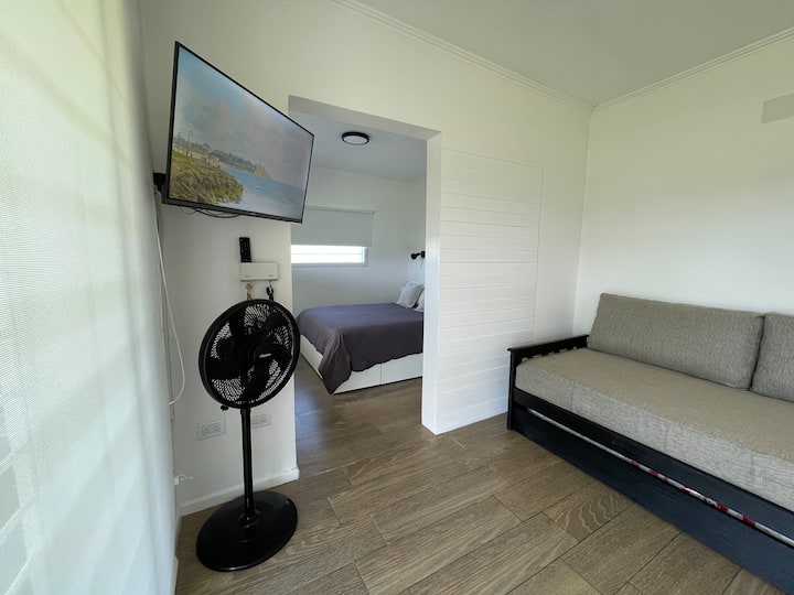 Kuhinja, blagovaonica i integrirani dnevni boravak. Kauč na razvlačenje idealan je za dodatnog gosta. Maksimalno 3. 
Imamo pametni televizor i stojeći ventilator. 