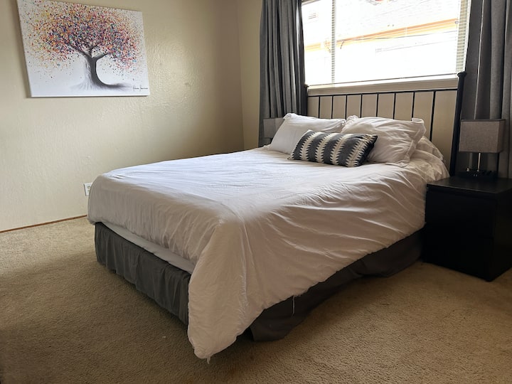 غرفة نوم كبيرة جدًا تحتوي على الكثير من الضوء وسرير بحجم كبير وخزانة كبيرة للتمهيد. إنه خاص جدًا حيث يوجد حمام يفصلك عن الأعضاء الآخرين في مجموعتك