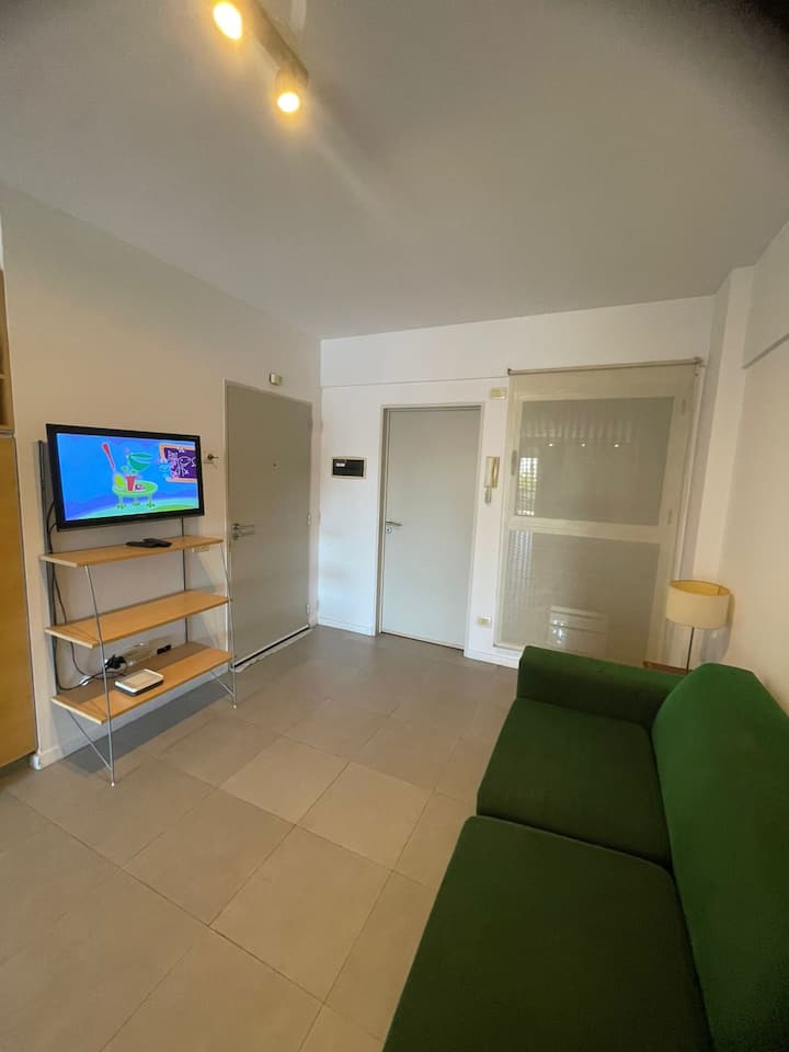 Monoambiente con balcón en Constitución