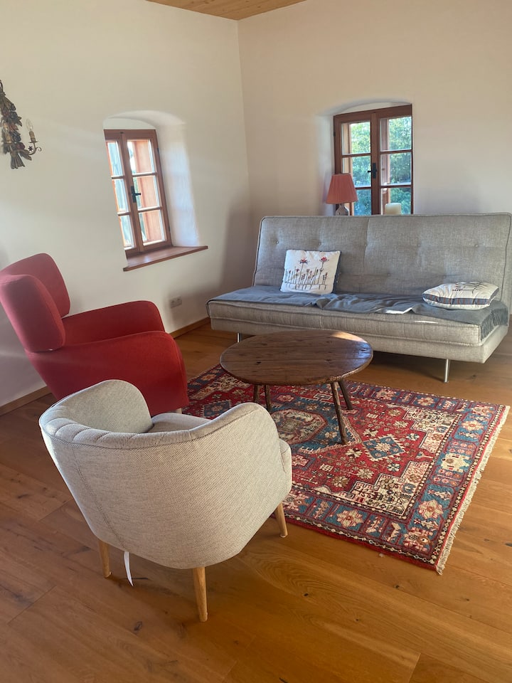 Მისაღები ოთახი მოსასვენებელი ადგილით