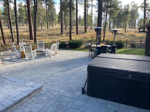 Whiskey Pines: forest view w/hot tub