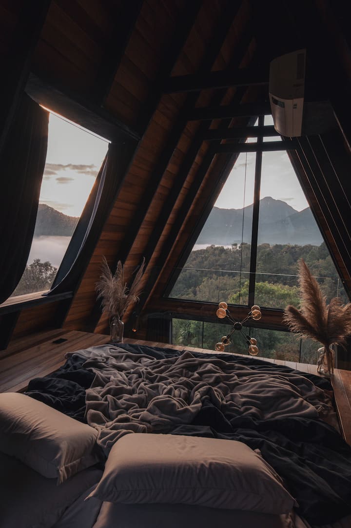 Desperte ao nascer do sol e admire as montanhas através da clarabóia e fachada de vidro. Desfrute de uma cama king size com colchão de molas ensacadas da Guldi, oferecendo suporte ideal e conforto, garantindo uma estadia tranquila e inesquecível.

