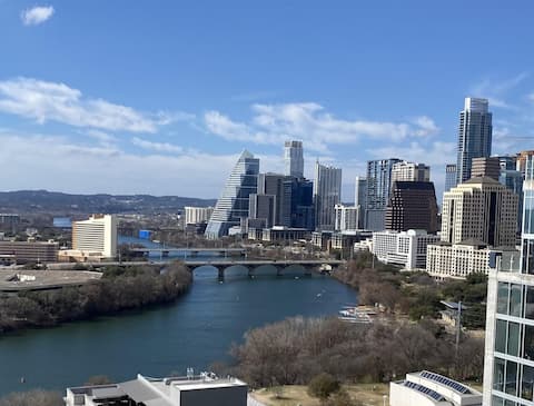 Scenic 2BR Lakefront Natiivo Austin 23rd-Floor