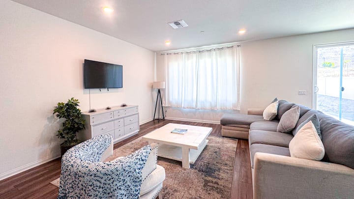 Modern Spacious New Home W Mtn View | Honest Homes - Riverside, CA