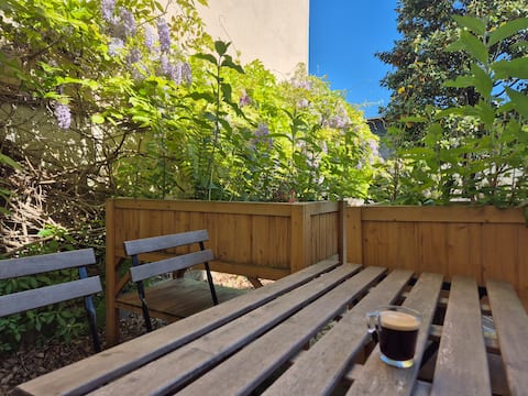 La Glycine, Architect-designed apartment overlooking garden