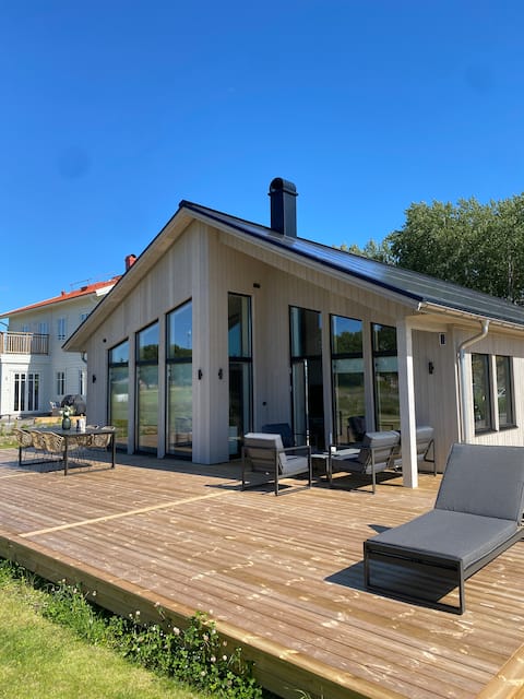 Luxurious, newly built villa close to city and nature!