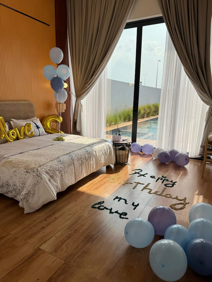 Просторна спалня с пълен изглед към басейна и градината  със система за адаптация [DKT] 