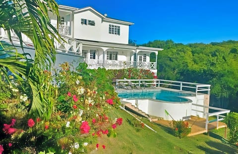 Spacious Villa! Pool, Ocean Views, 6 Mins to beach