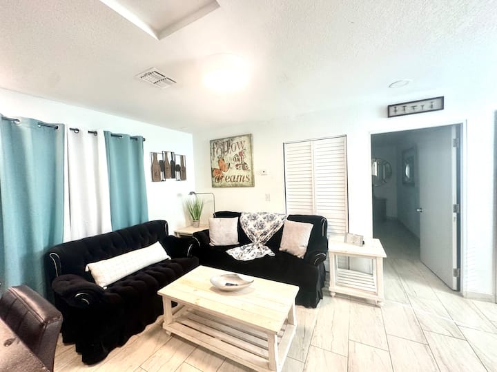 Feel At Home ! Only 5 Min From The Beach ! - Clearwater, FL