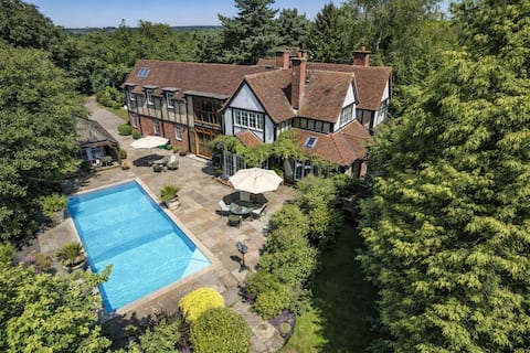 Luxurious large family home 7+beds pool/hot tub