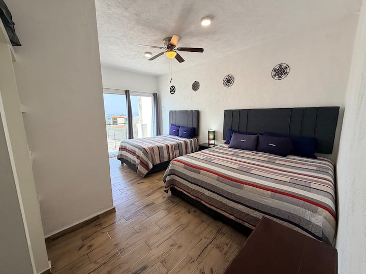 Relájate en la cama king size o la cama matrimonial disponibles en esta habitación 