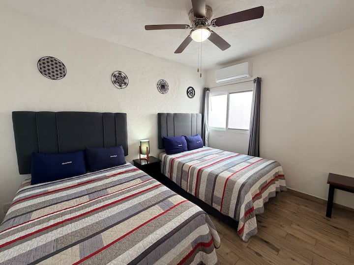 Relájate en una de las 2 camas matrimoniales disponibles en esta habitación ubicada en planta baja 