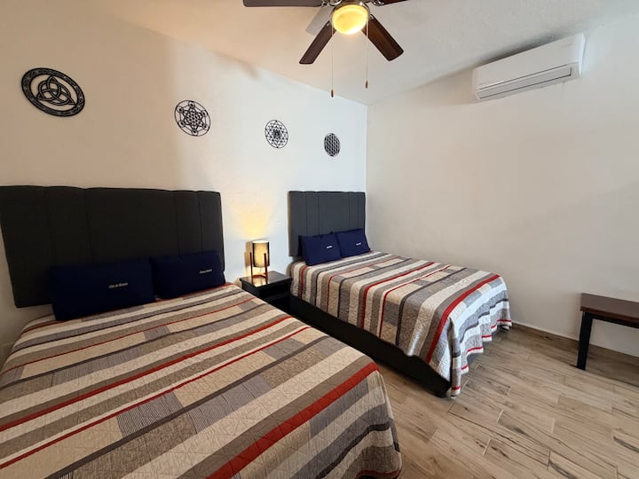 Relájate en una de las 2 camas matrimoniales disponibles en esta habitación 