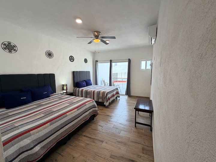 Relájate en la cama king size o la cama matrimonial disponibles en esta habitación 