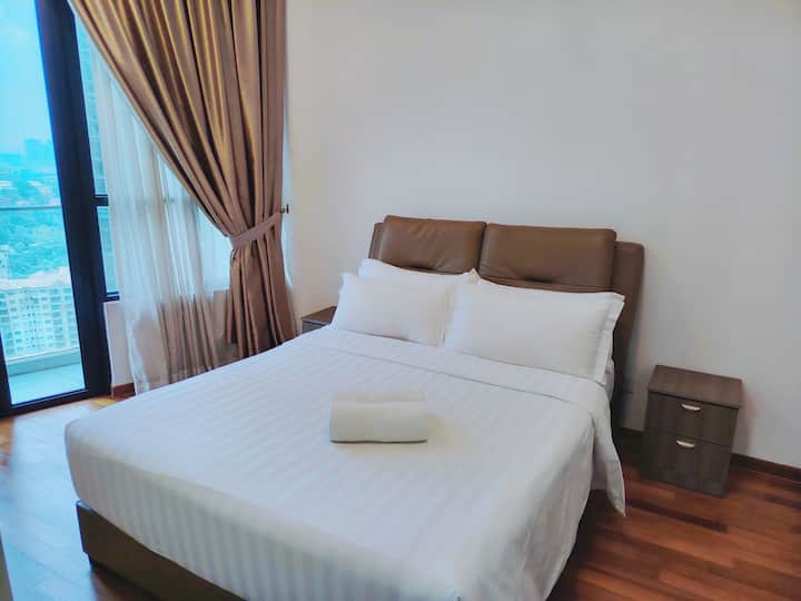 Queen bed for 2 pax in second bedroom