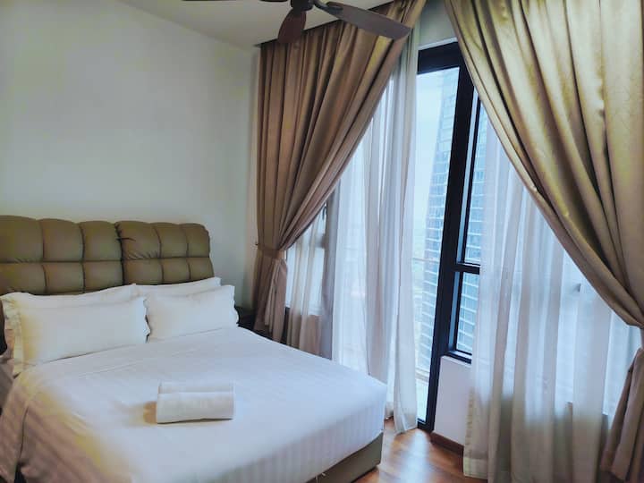 Queen bed for 2 pax in master bedroom