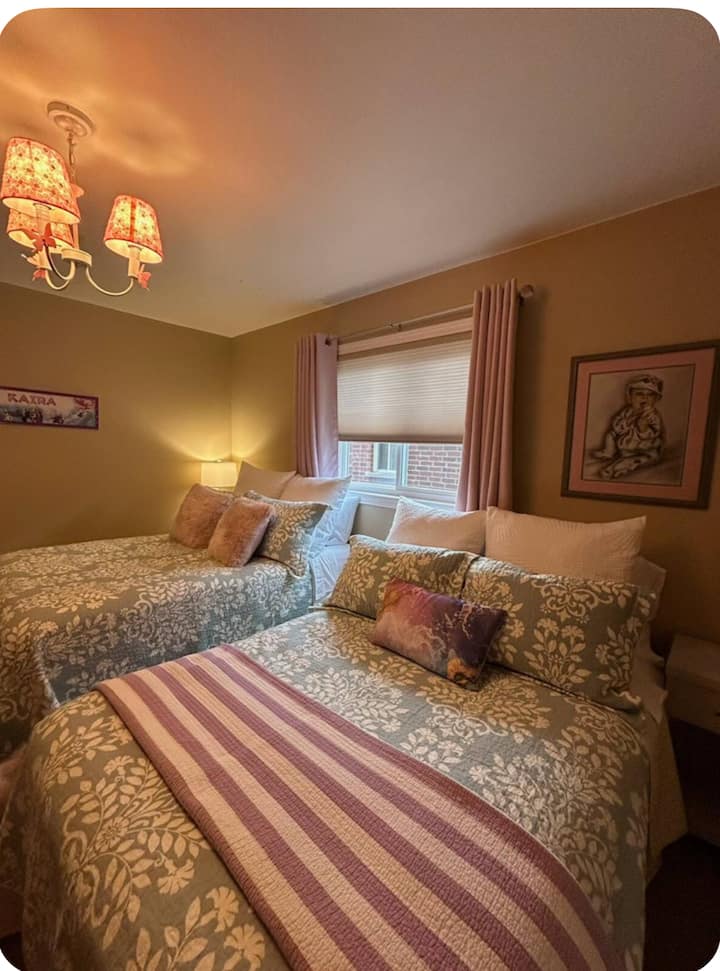 Dhoma e dytë e gjumit për vizitorët shtesë mbi 2 vjeç.  Banjë e përbashkët me Queen Suite kur prenotohet.