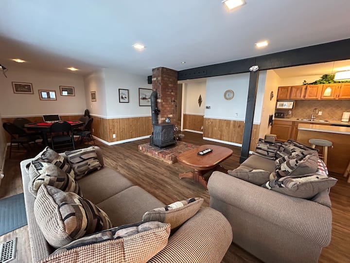 Stellars Jay Unit#2
Ski In/out
Sleeps 12-14 - Harrison Hot Springs