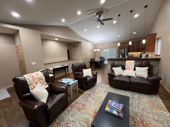 Cheerful 3-bedroom In Historic Havelock - リンカーン, NE