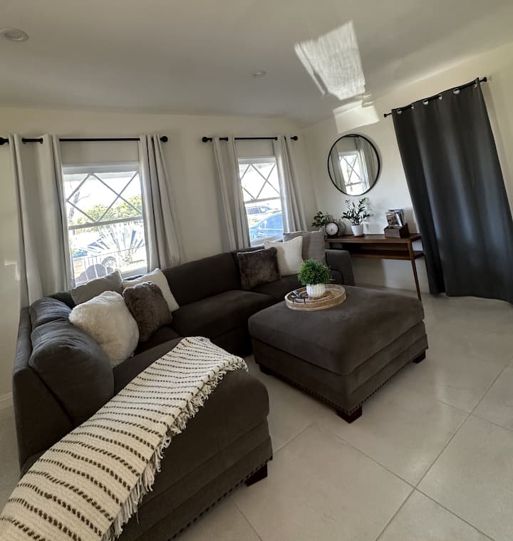 Contemporary - Cozy- 2 Bdr House - San Fernando, CA