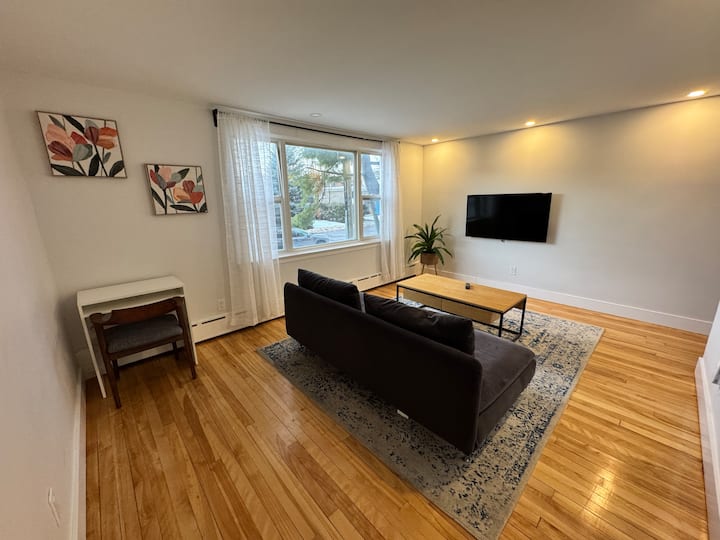 Cozy Central 2 Bedroom Flat With Free Parking - Ottawa