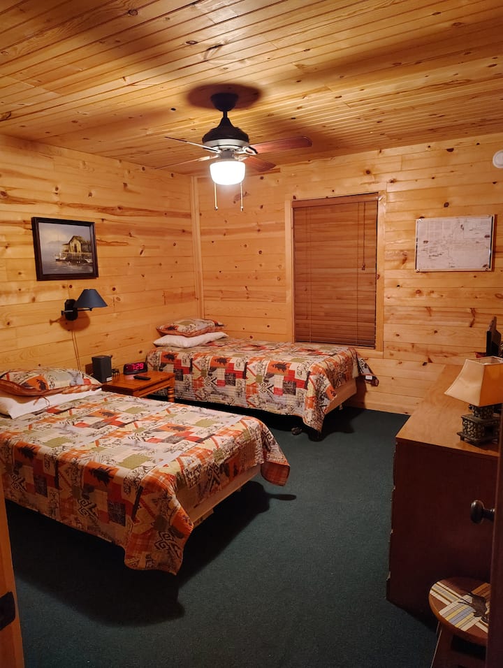 schlafzimmer im Erdgeschoss mit zwei Einzelbetten