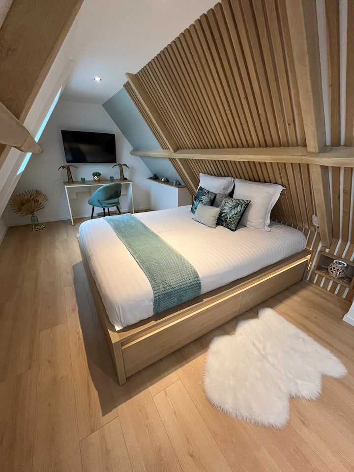 The Spirit Room "Tropical Atmosphere"  ️ with a queen size bed: 
a Tasseaux headboard and a bright bed outline.
Remote work area with Fiber Optic Internet connection  
Crib  + 2 single beds on request