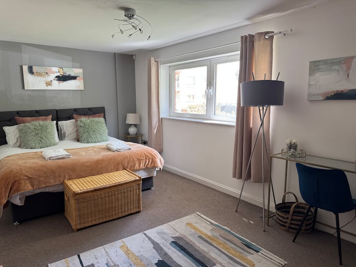 ห้องนอนใหญ่ที่เบาและกว้างขวางพร้อมห้องอาบน้ำในตัวเตียงควีนไซส์ขนาดใหญ่ที่สะดวกสบายสามารถทำเป็นเตียงเดี่ยว 2 หลัง (ตามคำขอล่วงหน้า) 

หมอนเสริมเบาะตกแต่งและหมอนอิงเพิ่มความสะดวกสบายและความอบอุ่น