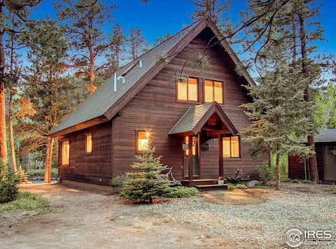 Riverfront, HOT TUB, and NO cleaning fees!