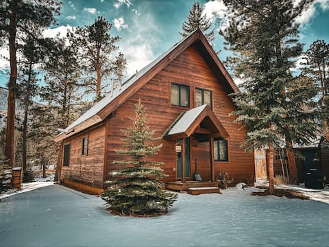 Riverfront, HOT TUB, and NO cleaning fees!