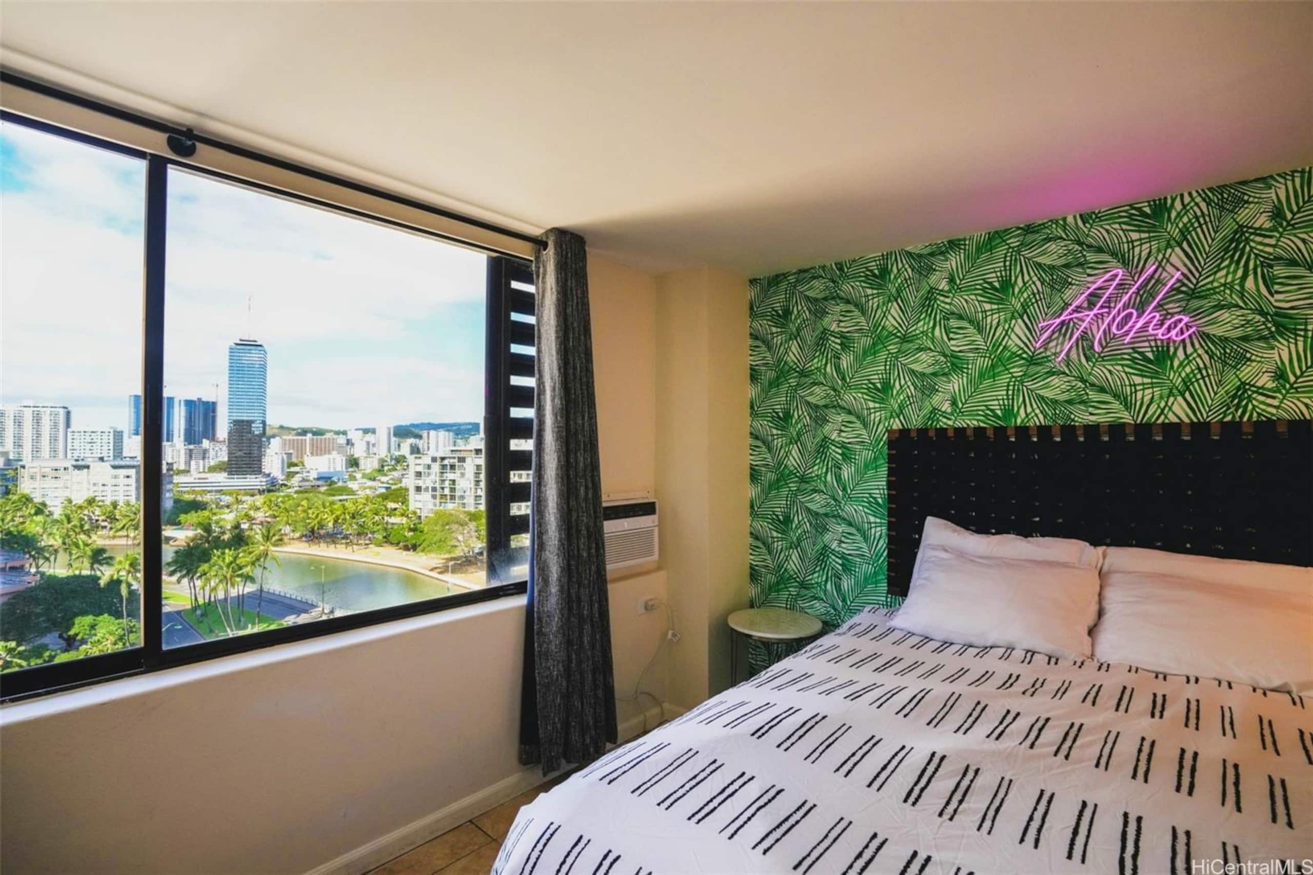 Condo in Honolulu · ★4.81 · Studio · 1 bed · 1 private bath - Image 10