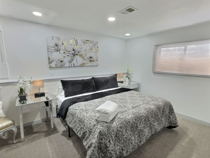 Chumba Mahiri cha kulala kilicho na kitanda cha ukubwa wa King. Bafu la Teresa lenye sinki mbili pamoja na vitanda viwili viwili upande wa kushoto wa kitanda!