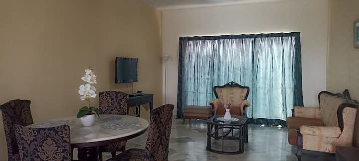 K dispozícii je pohovka 3+1 a 4-miestna jedálenská súprava.